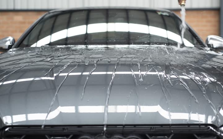 Cofre de un auto recién abrillantado